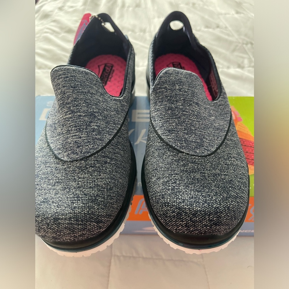 Sketchers go flex walking shoe